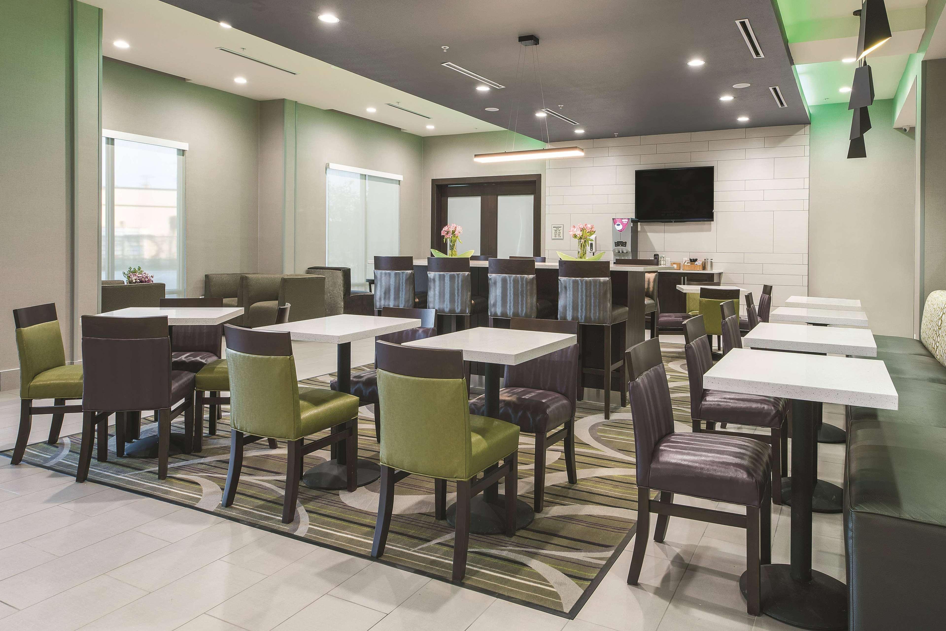 La Quinta By Wyndham Worth West - I-30
